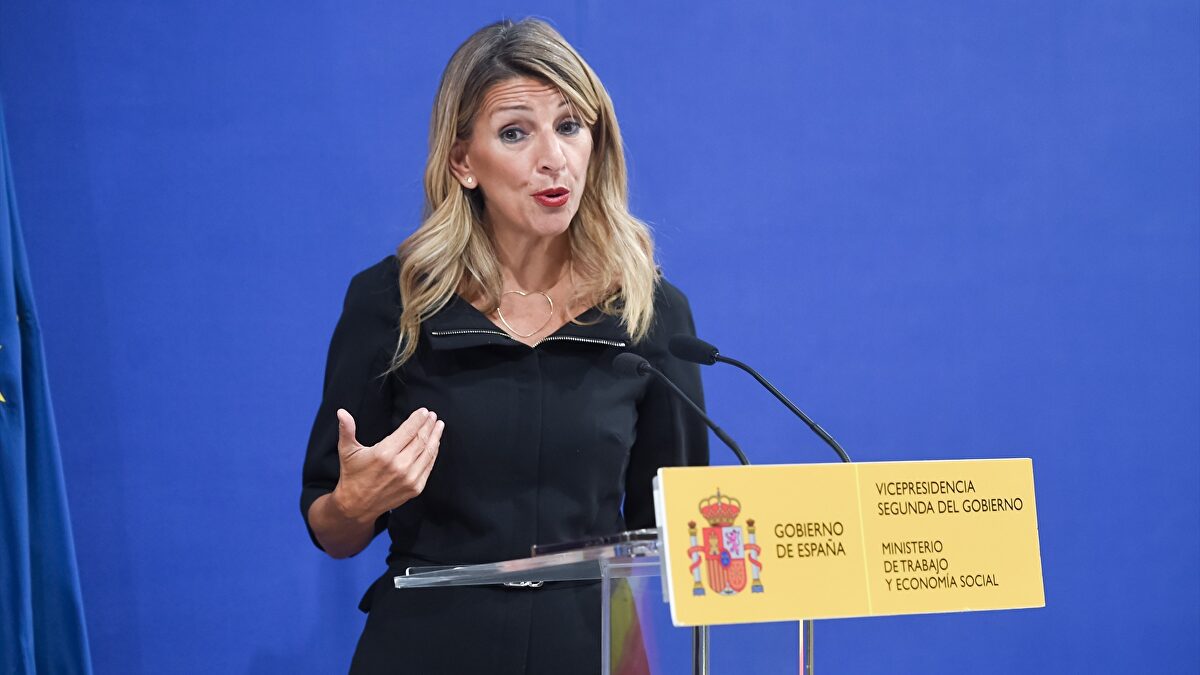 El modelo opuesto a Yolanda Díaz: Grecia propone una jornada voluntaria de 13 horas