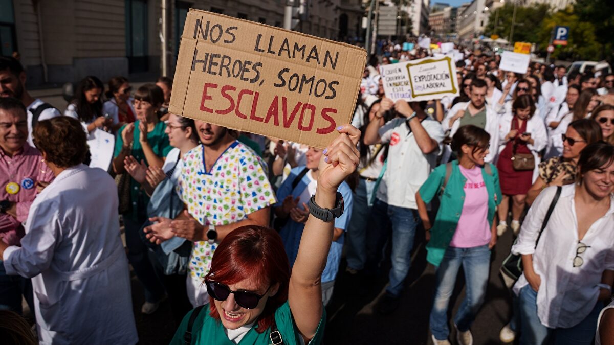 Mónica García presume de bandera "contra el genocidio" en el día de la huelga médica en toda España contra su gestión