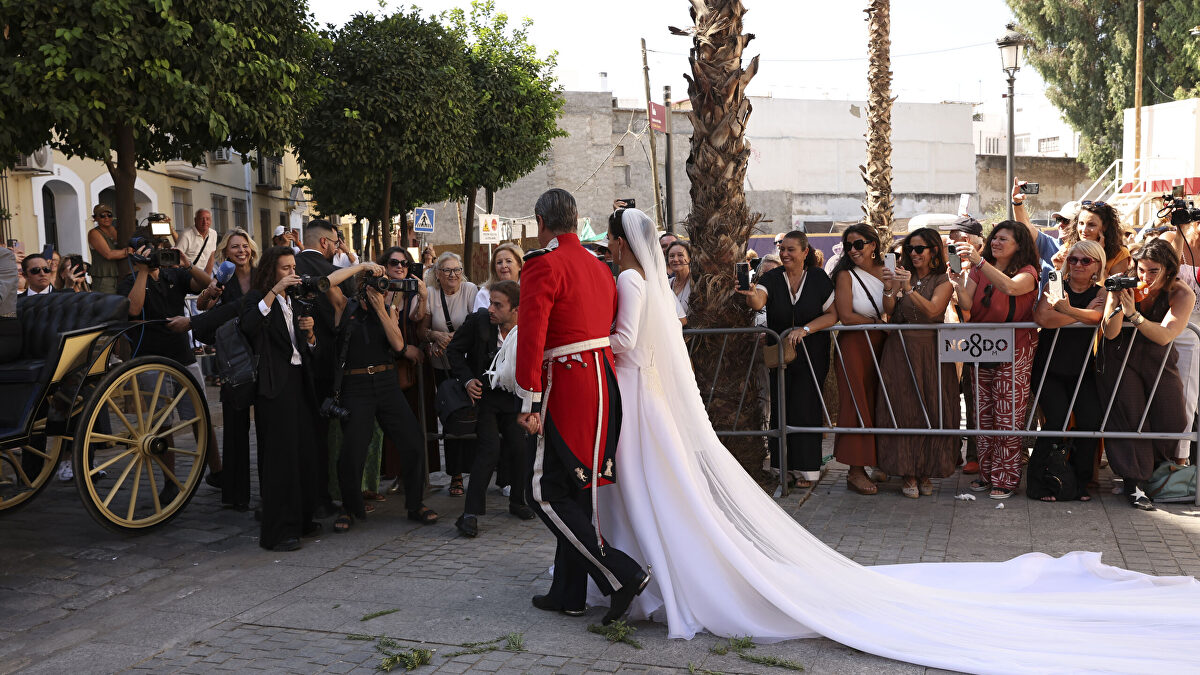 Nos colamos en la boda de Cayetano y Bárbara: de la seriedad de Amina a la alegría de Eugenia