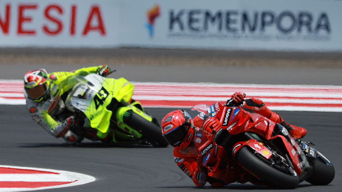 El increíble gafe de Marc Márquez en Indonesia: se lesiona en su brazo operado tras ser embestido por Bezzecchi