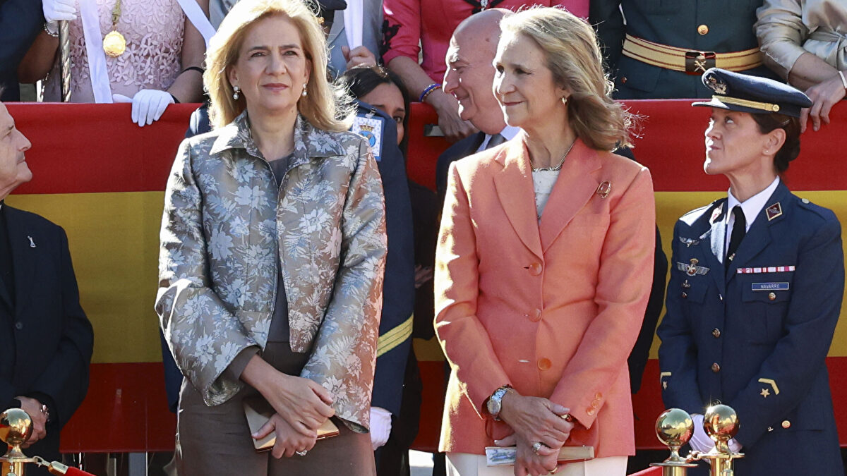Las Infantas Elena y Cristina reaparecen juntas en un acto, once años después, en el Homenaje a la Bandera