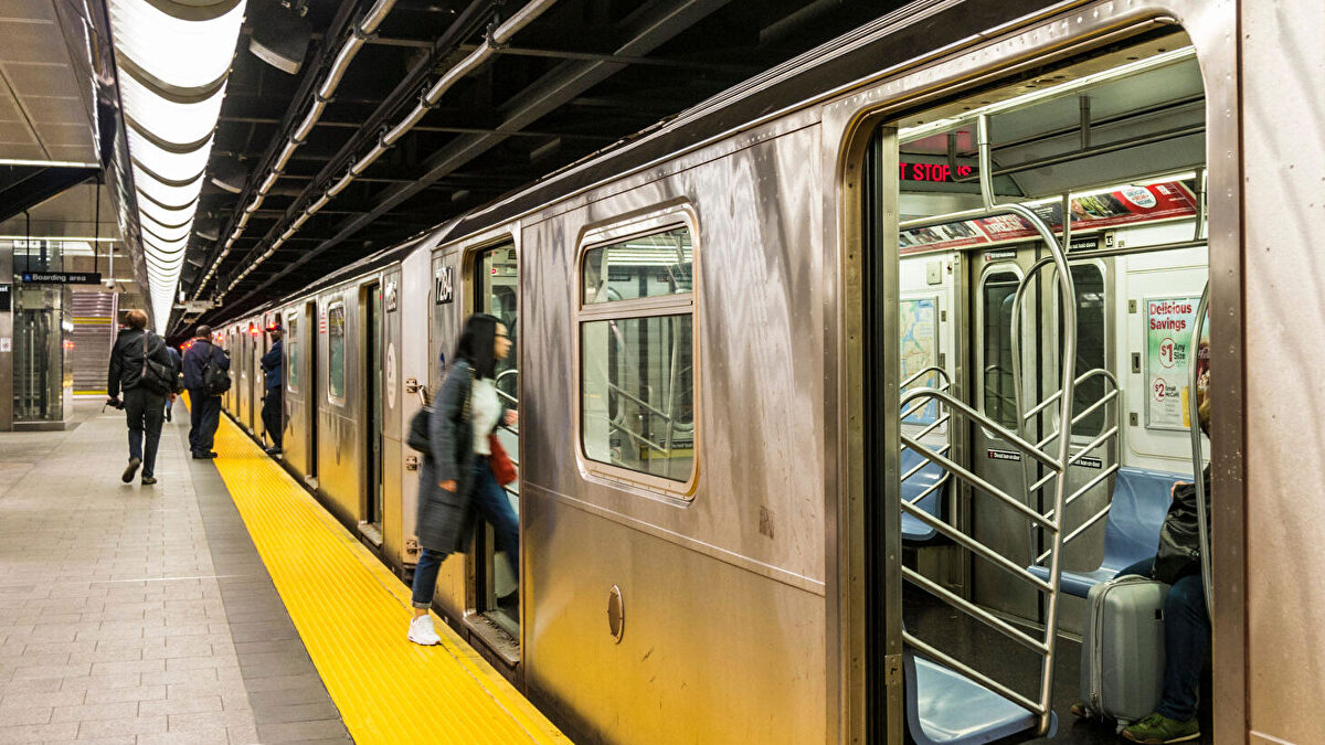 Dos adolescentes mueren al practicar 'subway surfing' en el metro