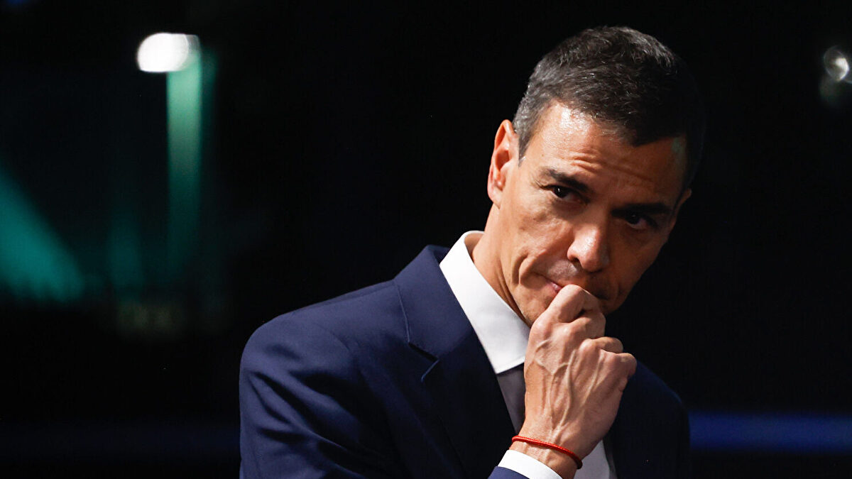 El patinazo de Sánchez: felicita a la Guardia Civil con un lema de una serie de TVE
