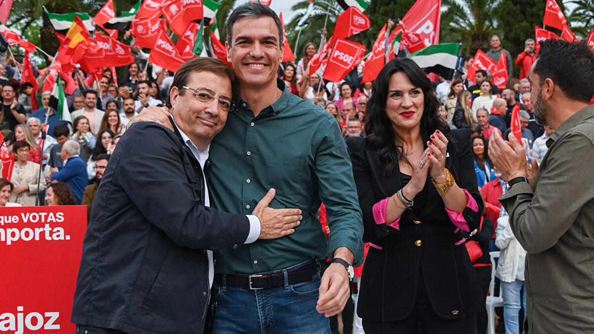 Lo que decía Sánchez de Fernández-Vara, al que ahora despide "con enorme tristeza"