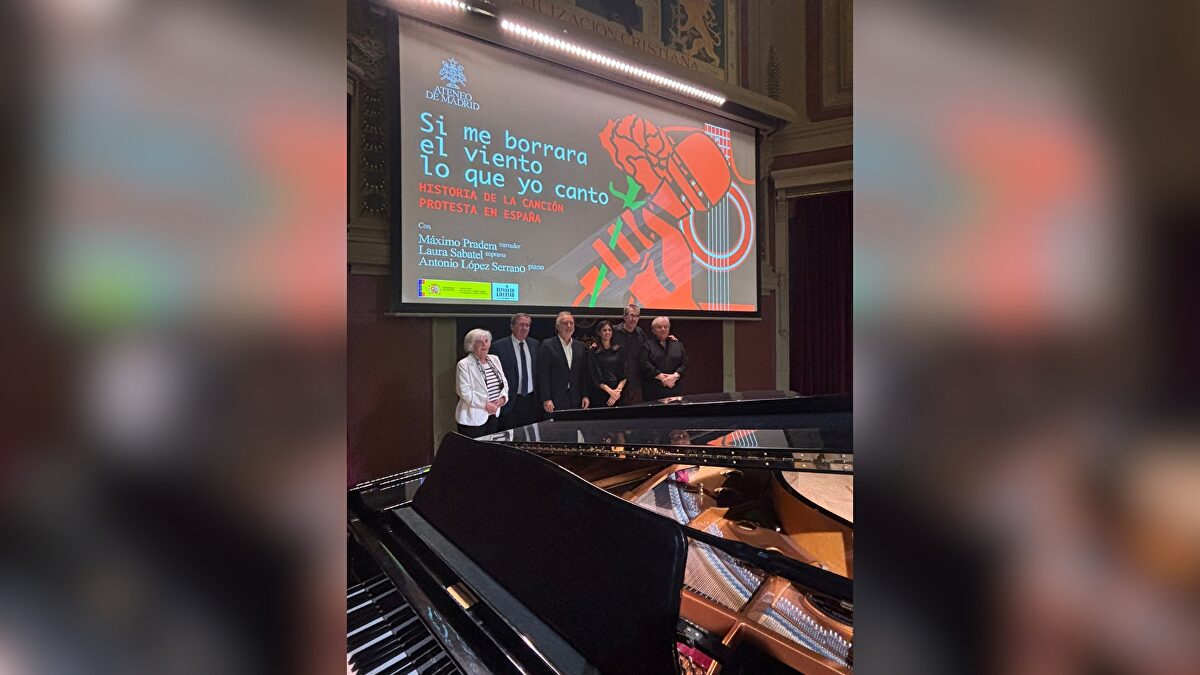 Se olvidan de Ismael Serrano en el recital de canción protesta del Ateneo de Madrid