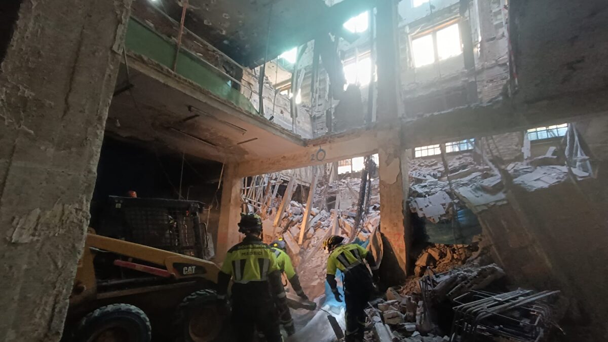 Derrumbe de un edificio en obras en el centro de Madrid: los bomberos hallan sin vida a dos de los cuatro desaparecidos