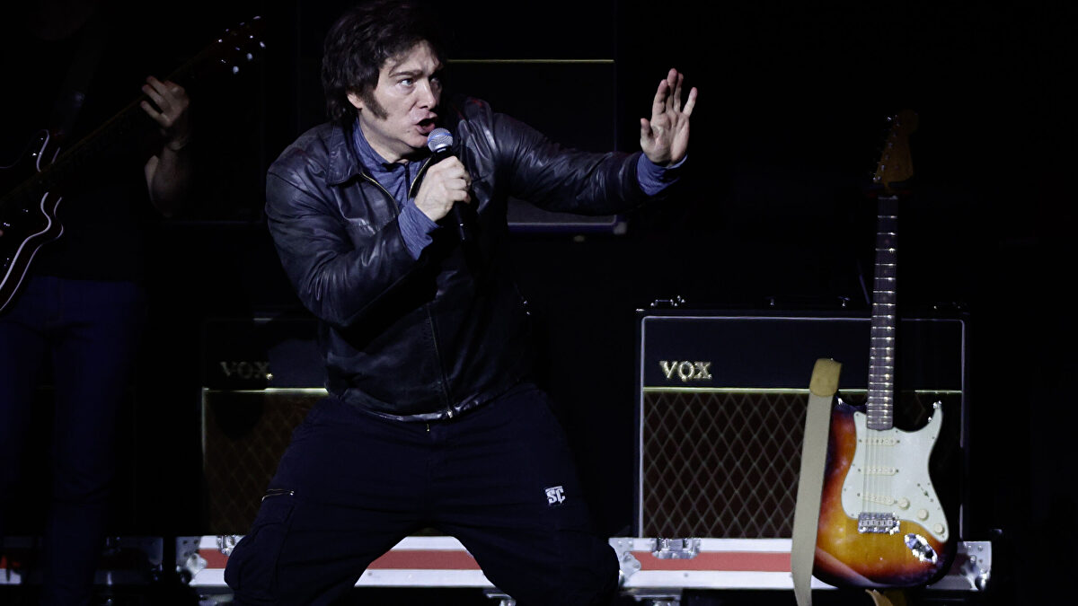 Milei se convierte en "estrella de rock" ante miles de jóvenes en el Movistar Arena de Buenos Aires