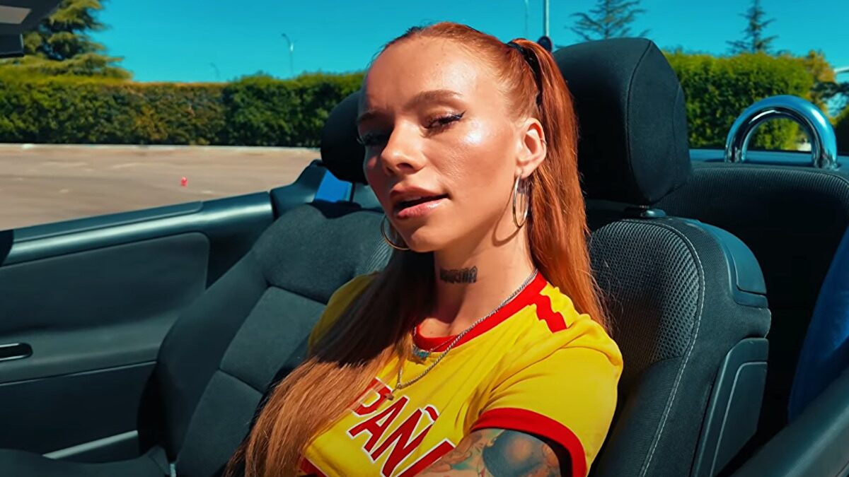 Angie Corine, la 'rapera de derechas' que triunfa en TikTok con su nueva canción contra Sánchez