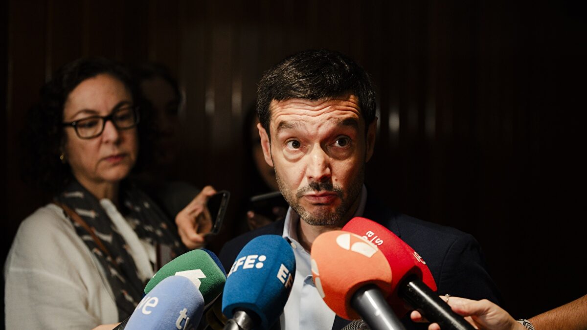 Bruselas expedienta a España por multar a las aerolíneas cobren por el equipaje de mano