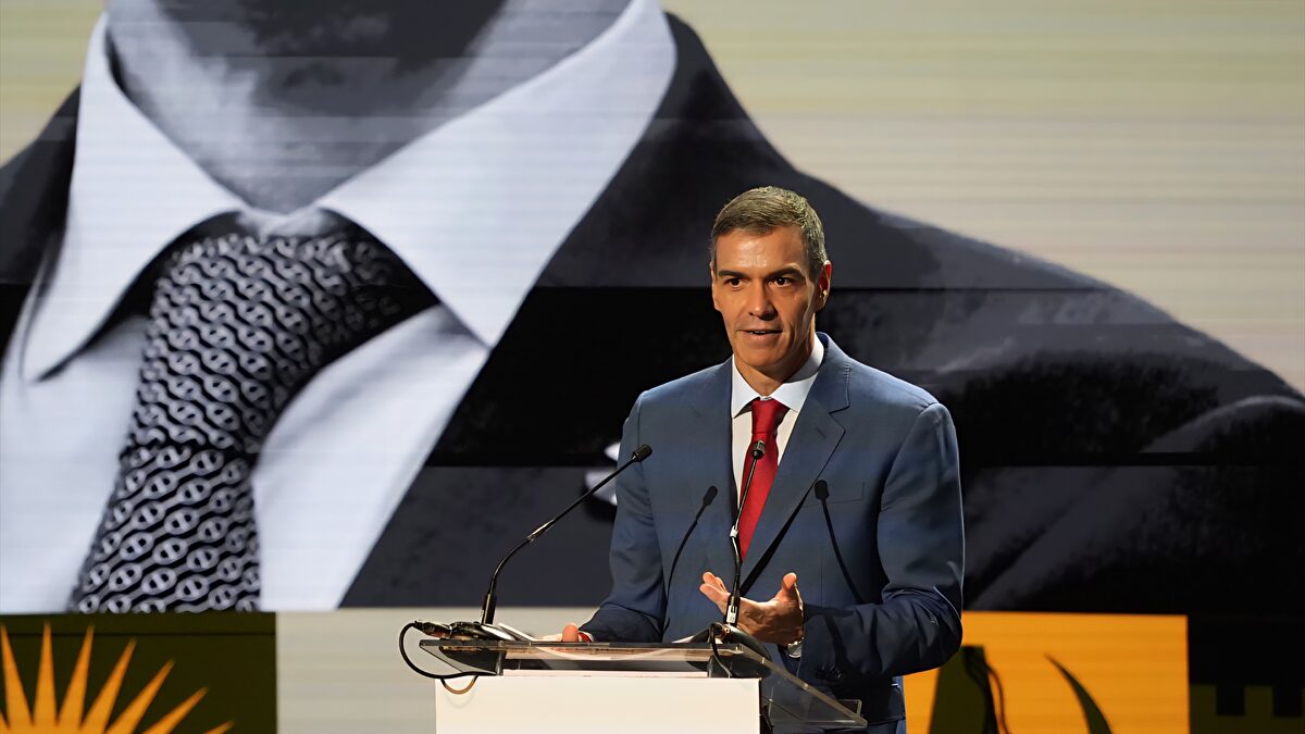 La nueva cortina de humo de Sánchez: un chiringuito para perseguir a los pisos turísticos