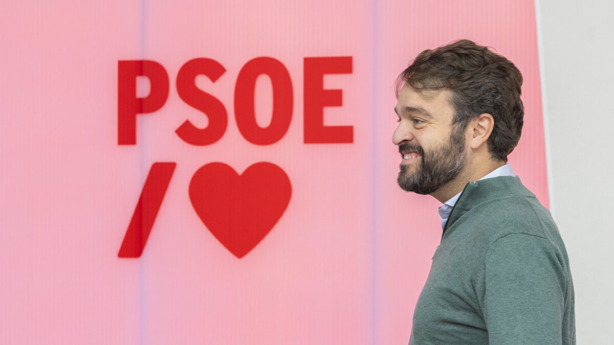 El PSOE trivializa con el uso de sobres con dinero y ensalza al escudero de Cerdán