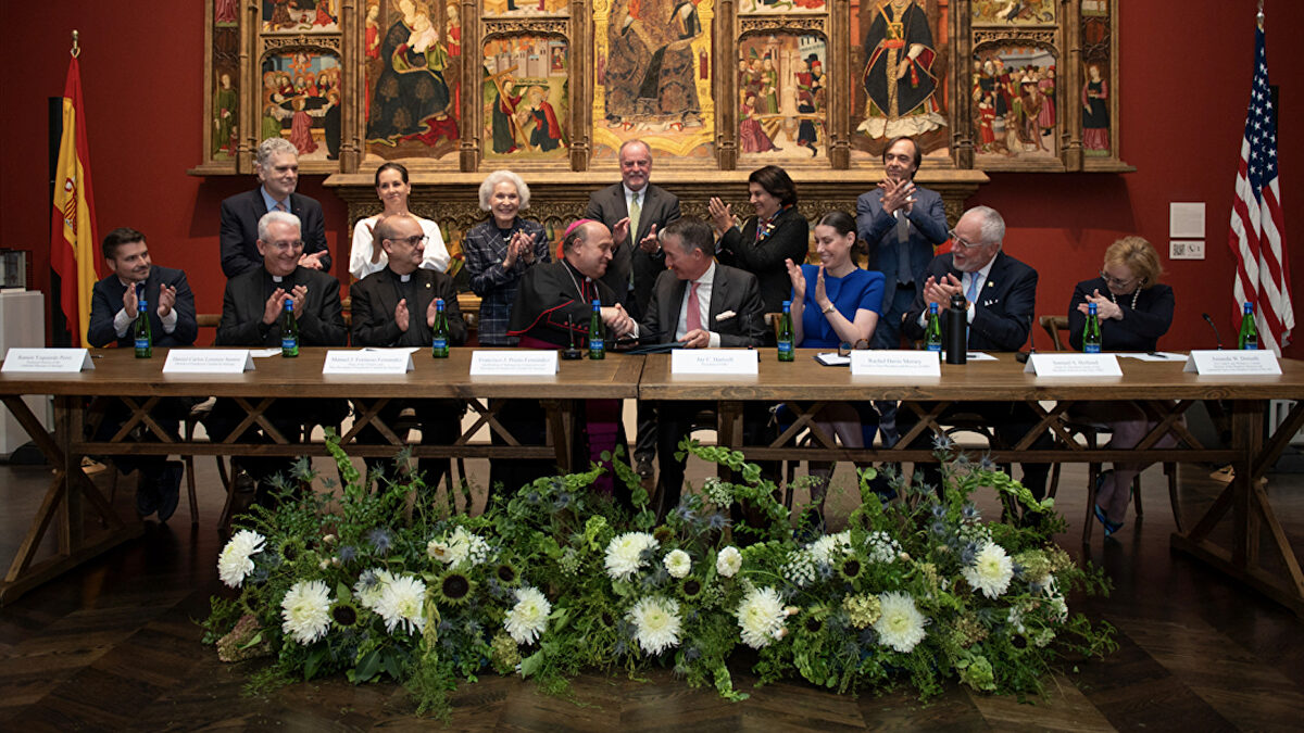 El arzobispo de Santiago firma en Dallas el acuerdo con el Meadows Museum