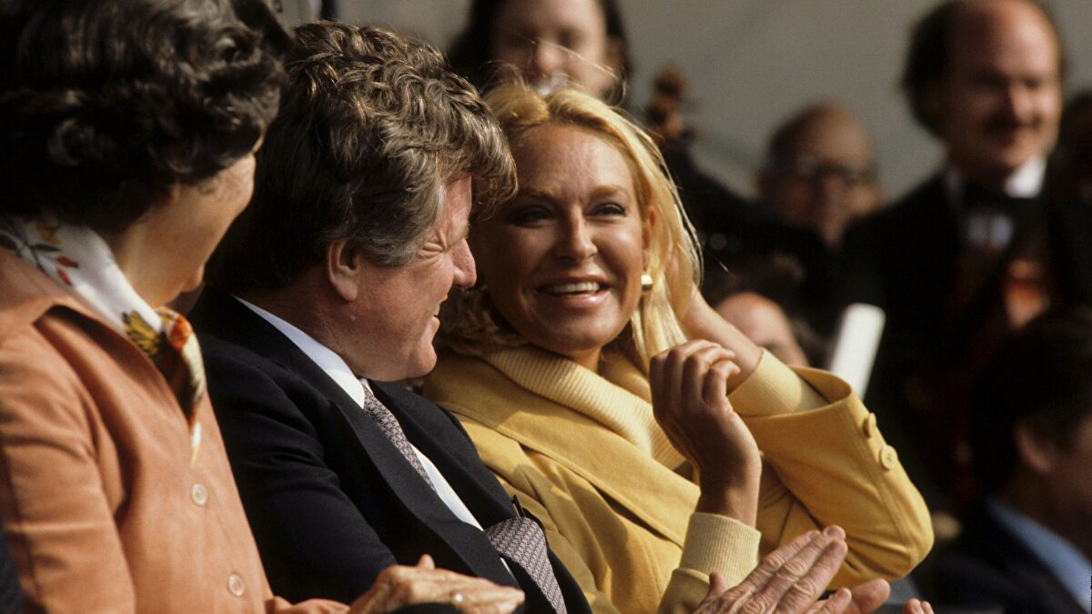 La dramática vida de Joan, primera esposa de Ted Kennedy, que acaba de morir a los 89 años