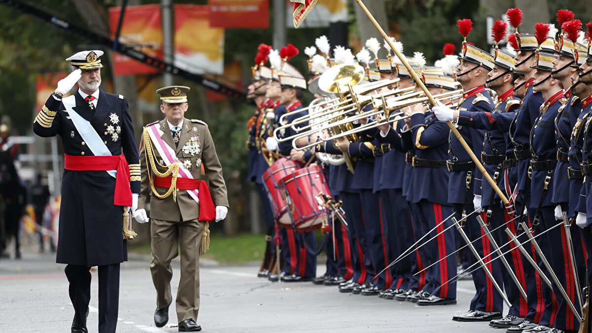 Sánchez no evita los abucheos ni forzando el protocolo en una Fiesta Nacional sin parte del desfile aéreo