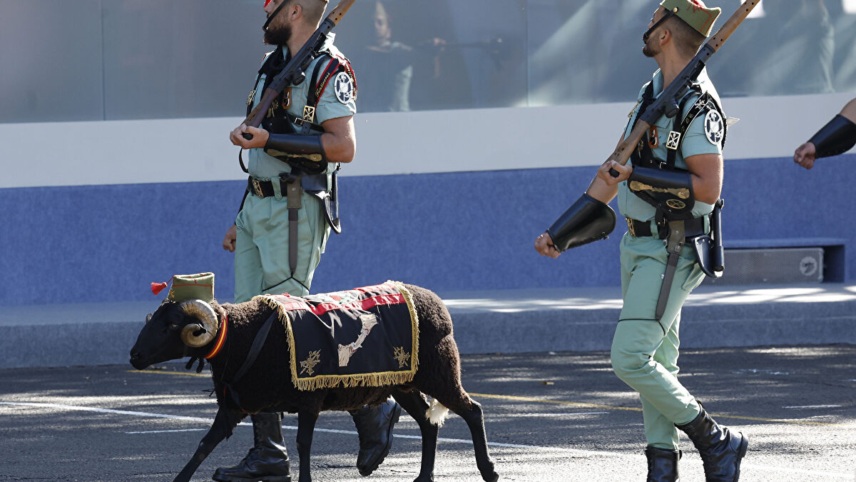 Baraka, el borrego de la Legión que ha desfilado este 12 de Octubre y otros animales protagonistas
