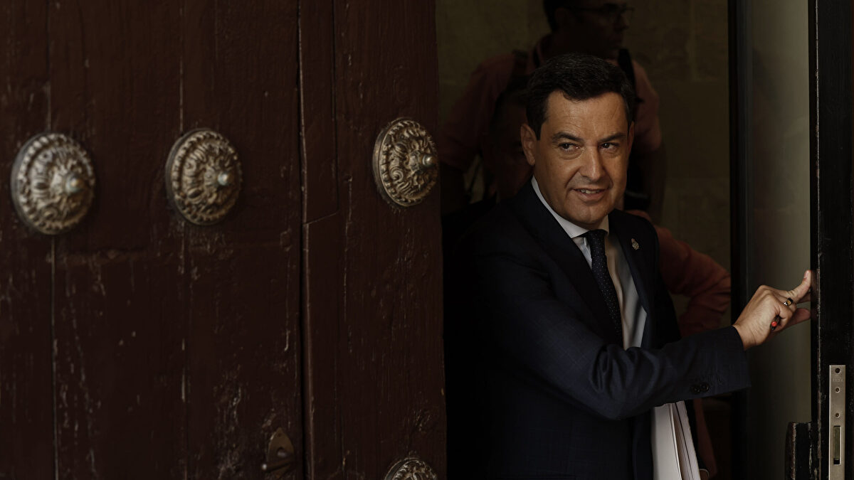 Moreno mantendría la mayoría absoluta pese a la subida de Vox, mientras Montero se hunde