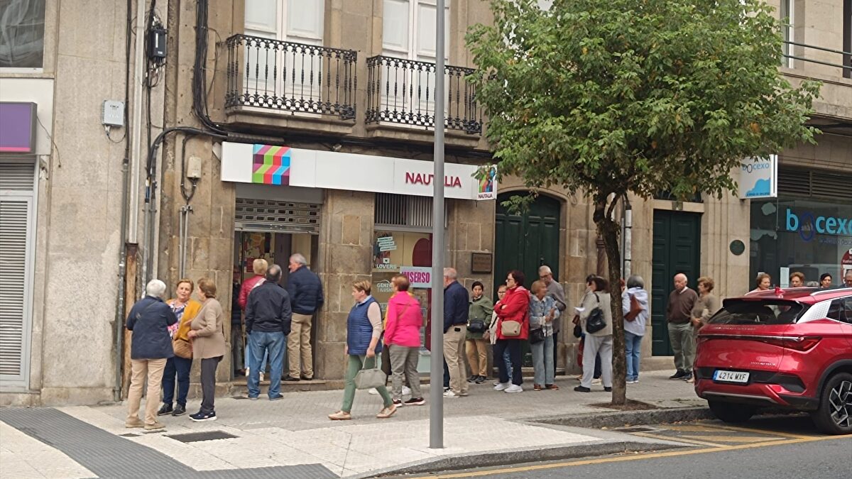 Largas colas en la calle y un aluvión de solicitudes por los viajes del Imserso