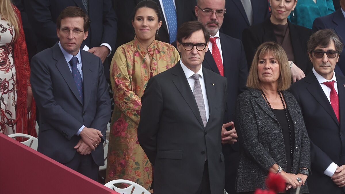 Puigdemont intenta convertir a Illa en Mazón por asistir al 12-O en Madrid en plena gota fría en Cataluña