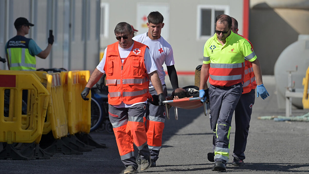Salvamento Marítimo rescata a 230 personas en un cayuco a 11 millas de El Hierro