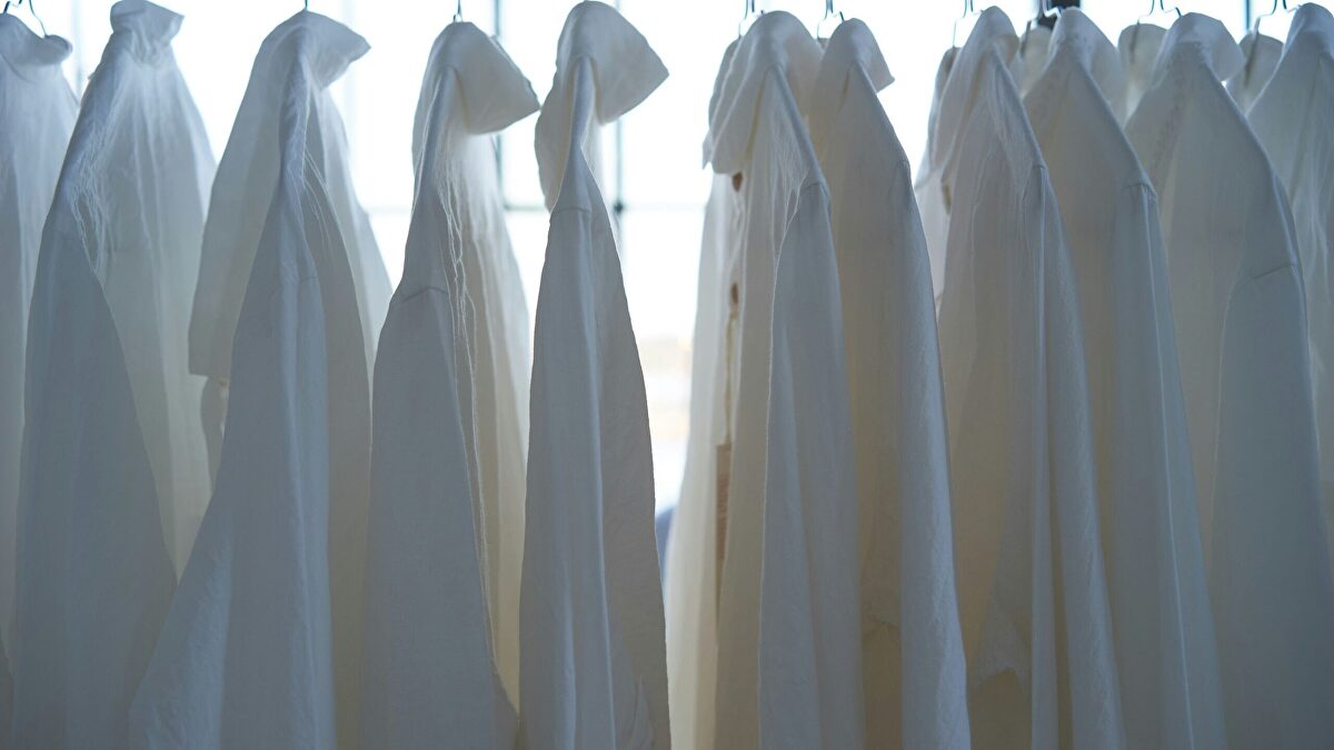 Los gestos sencillos que acaban con el olor a humedad de la ropa