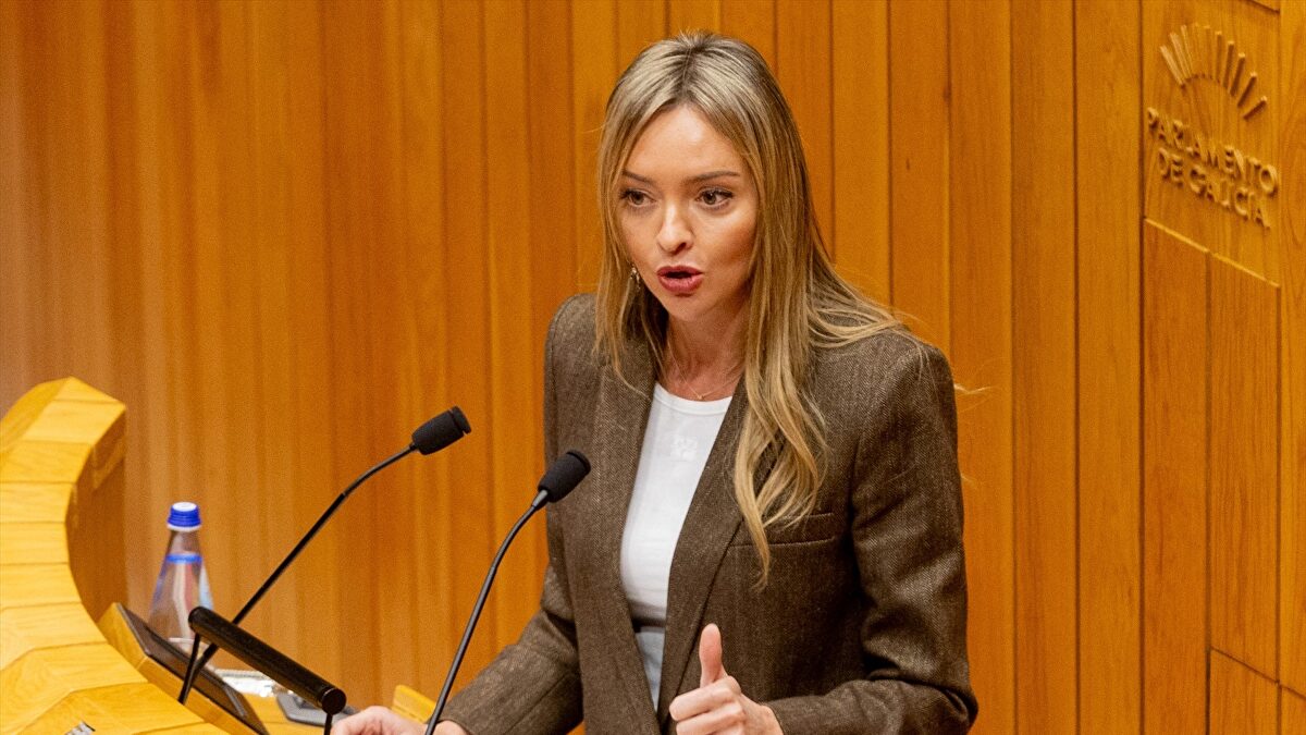 La conselleira de Política Social e Igualdade defiende su modelo de cuidados a mayores