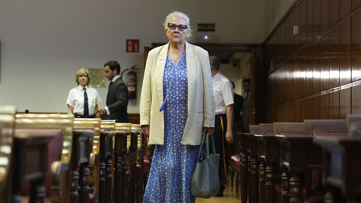 Carmen Pano se ratifica en llevar 90.000 euros en bolsas a Ferraz y el PSOE intenta vincularla torpemente al PP