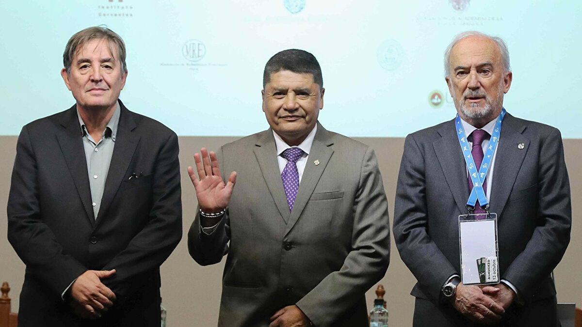 Pérez-Reverte denuncia el intento del Gobierno de "colonizar" la RAE a través del "paniaguado" García Montero