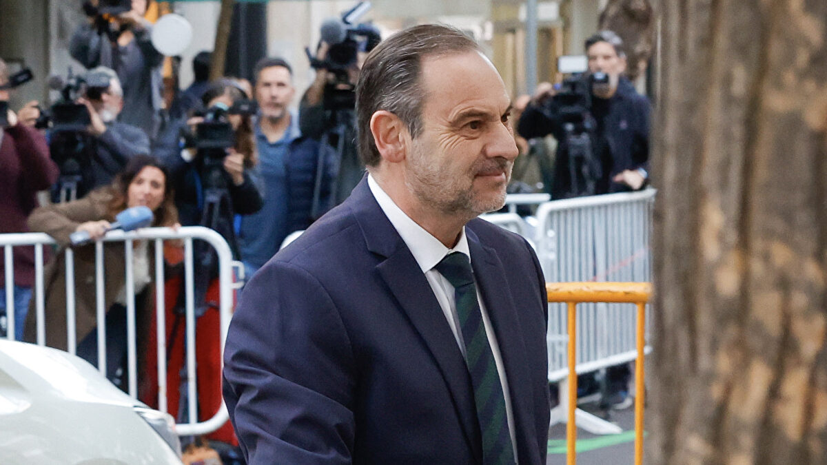 El Supremo deja en libertad a Ábalos pero hace un llamamiento a la "reflexión" porque sigue ejerciendo de diputado