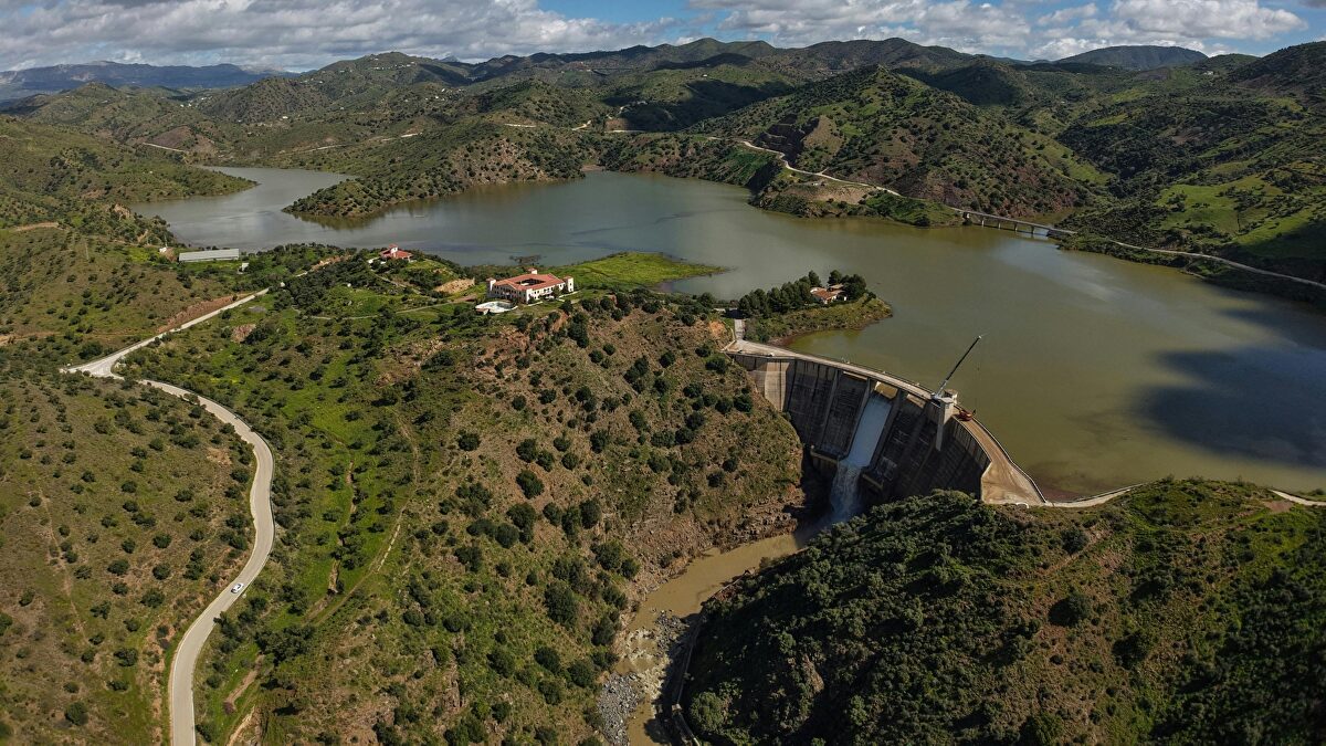 Hallan un cadáver en un saco cerrado con cintas en el embalse de Casasola en Málaga