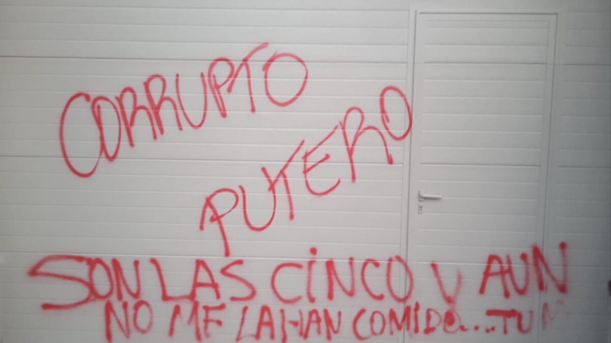 "Son las cinco y aún no me la han comido": la pintada en casa de Ábalos