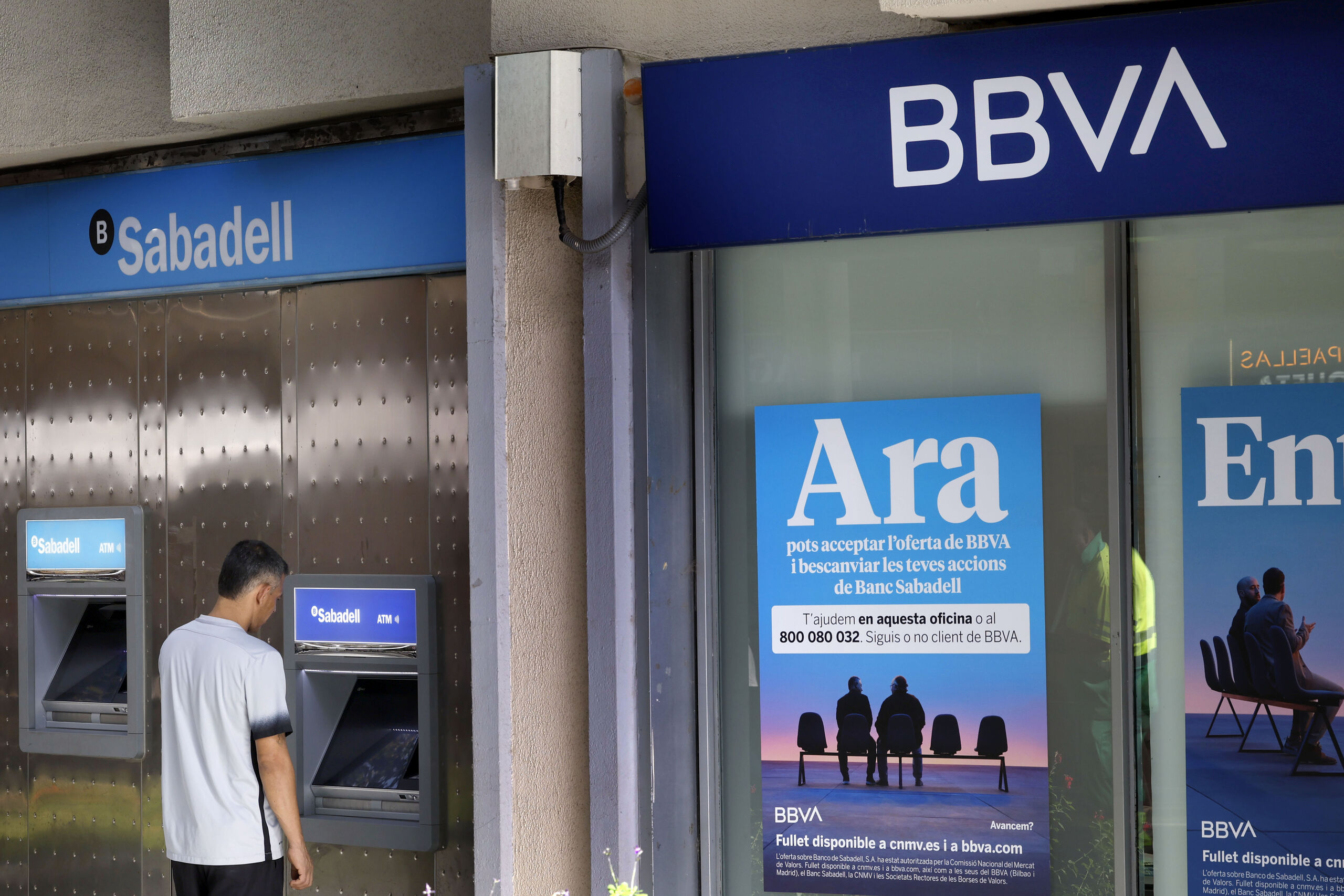 Fracasa la OPA hostil del BBVA sobre el Sabadell: no llega al 30%