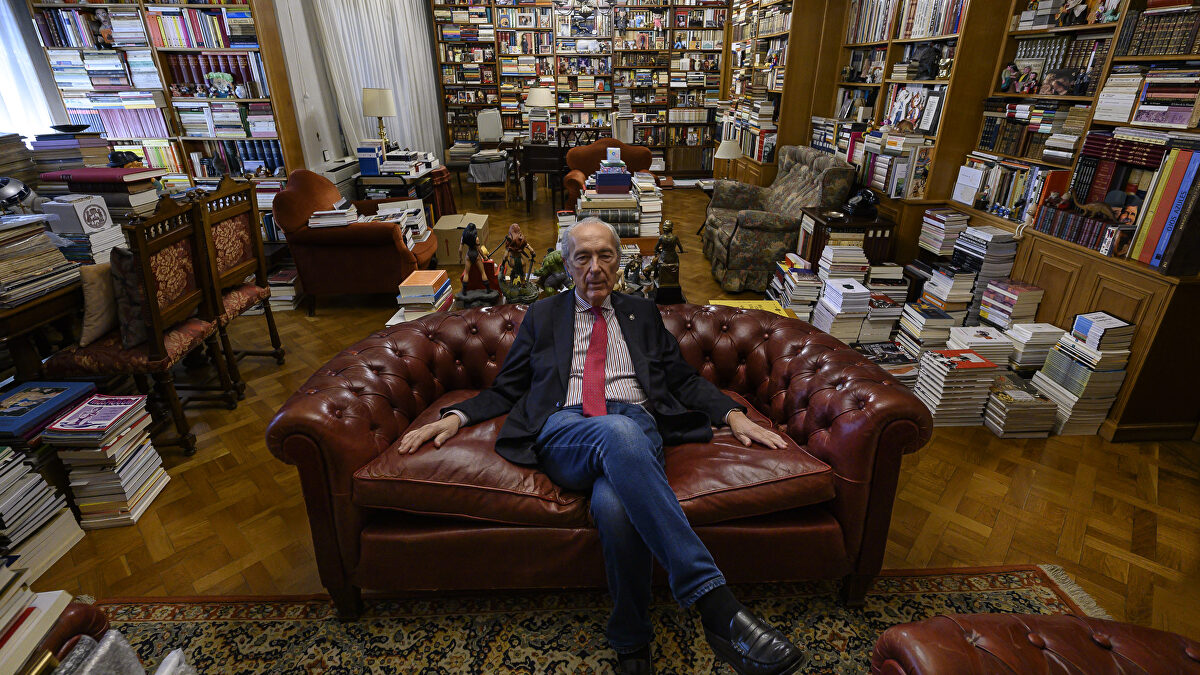 Luis Alberto de Cuenca: "Evito las tertulias políticas, me parece un desastre lo que estamos viviendo"