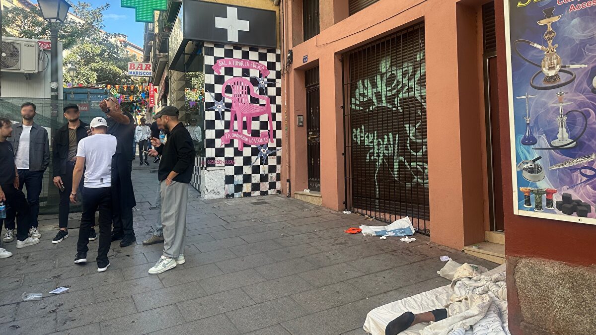 La droga hunde los comercios de Lavapiés: "Algún día me sacan un cuchillo y me matan, lo sé"