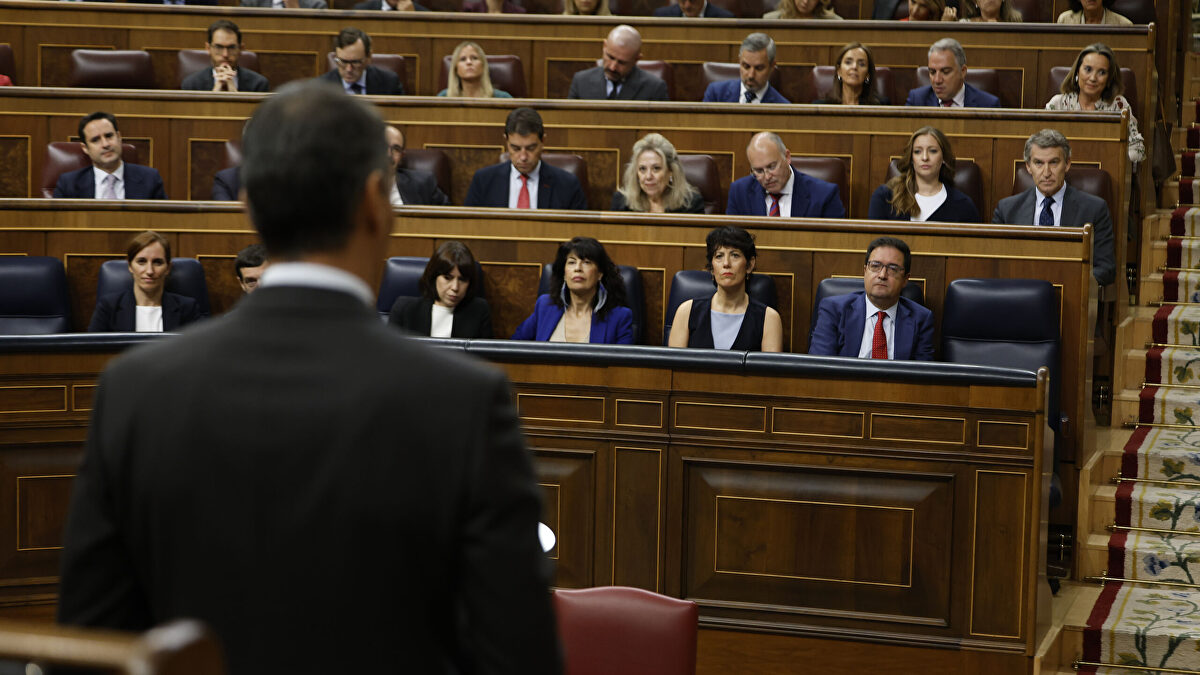 Sánchez agita la "ola reaccionaria" para fracturar a la derecha