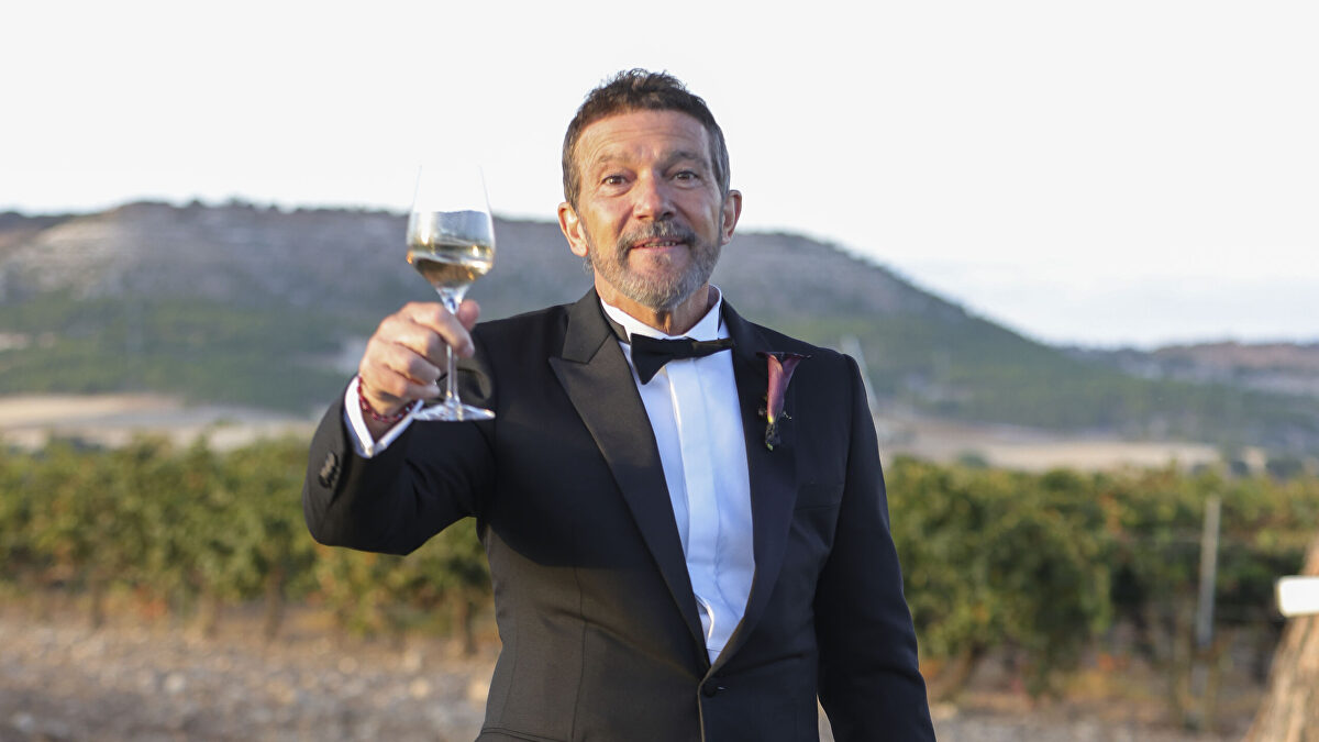 Antonio Banderas abre su álbum más personal tras la boda de su hija Stella: "Un reencuentro familiar emocionante"