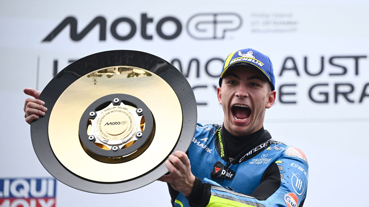 Raúl Fernández se estrena en MotoGP ganando el Gran Premio de Australia