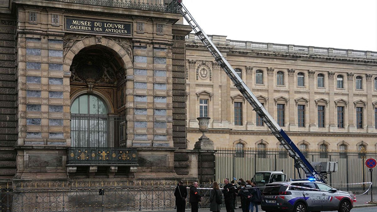 Asaltan el Louvre con un montacargas y roban numerosas joyas de Napoleón