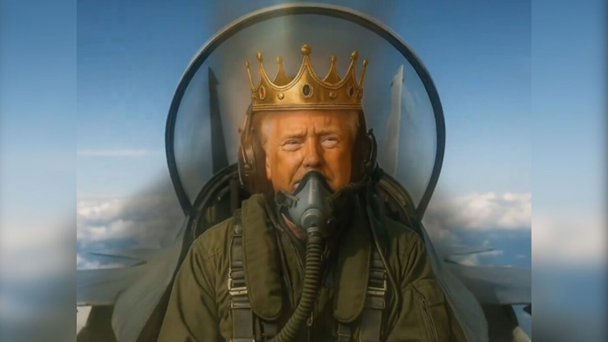 Trump se corona y 'bombardea' con barro las protestas "No Kings" en un vídeo de IA
