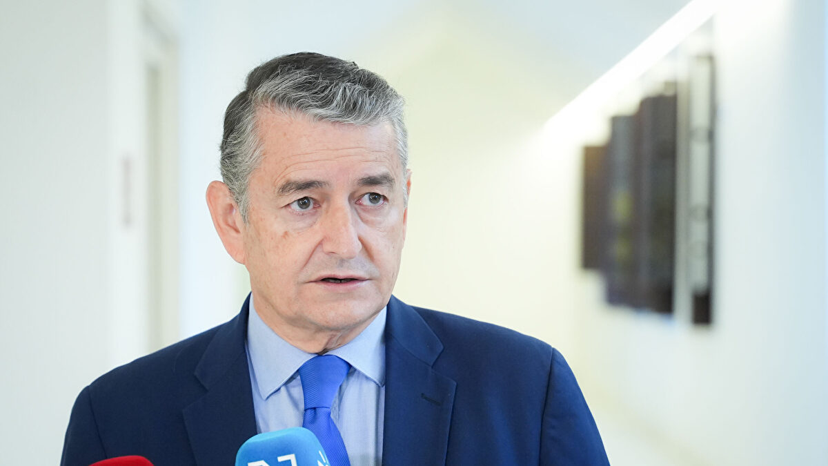 La Junta estalla contra el PSOE: "Ya está bien de impartir lecciones sobre sanidad y usar el cáncer y a las mujeres"