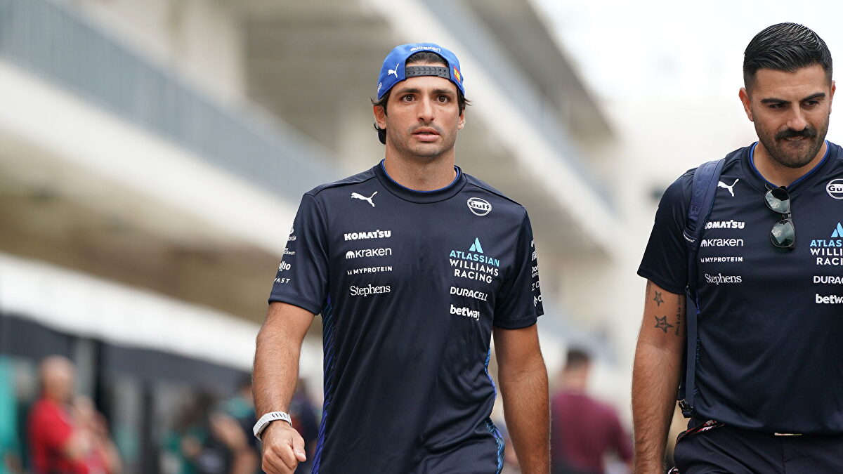El doble rasero de la FIA: dura sanción a Carlos Sainz frente a la levedad con Piastri