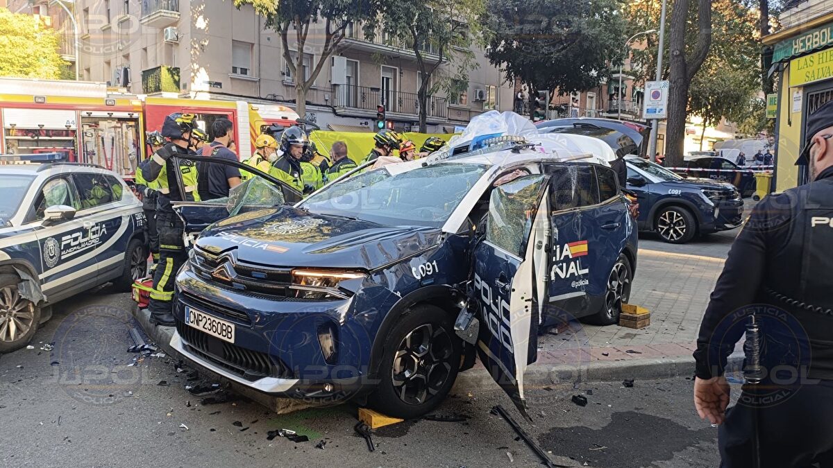 Cuatro policías resultan heridos al chocar dos coches patrulla en Madrid