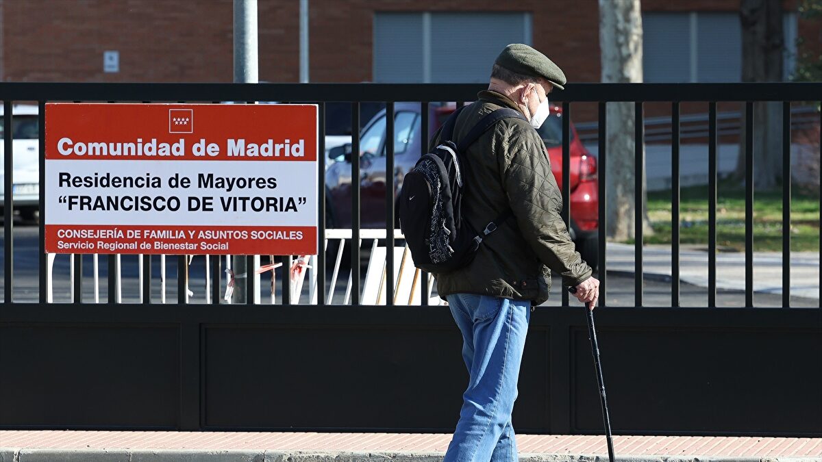 El Gobierno de Ayuso pide por carta a seis alcaldes socialistas que permitan la construcción de nuevas residencias
