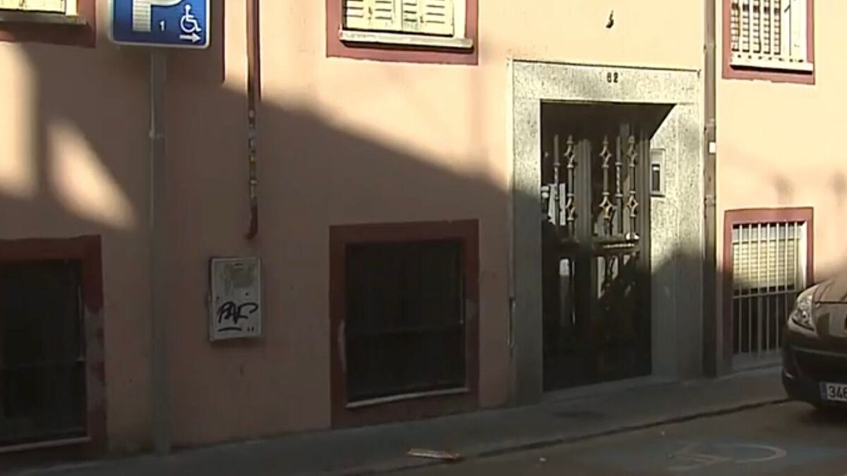 Pilla a su mujer en la cama con su compañero de piso y le asesta una puñalada