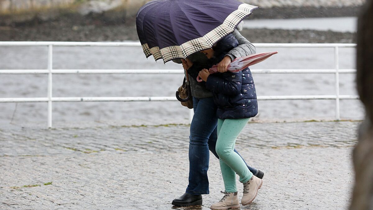La AEMET activa la alerta amarilla en siete provincias por lluvias y oleaje