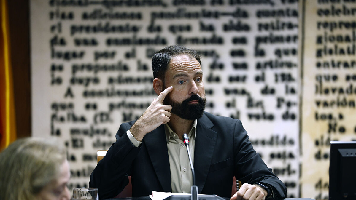 El exgerente del PSOE calla en el Senado por "respeto" al TS y la oposición dice que "alarga una sombra de dudas"