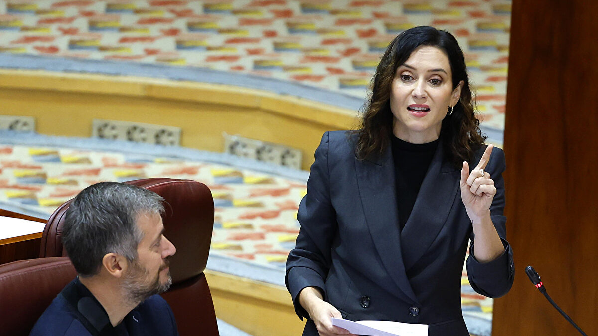 Ayuso propone dos placas para Moncloa y Ferraz: "Aquí escondían al hermano de Sánchez" y "Aceptamos pago en metálico"