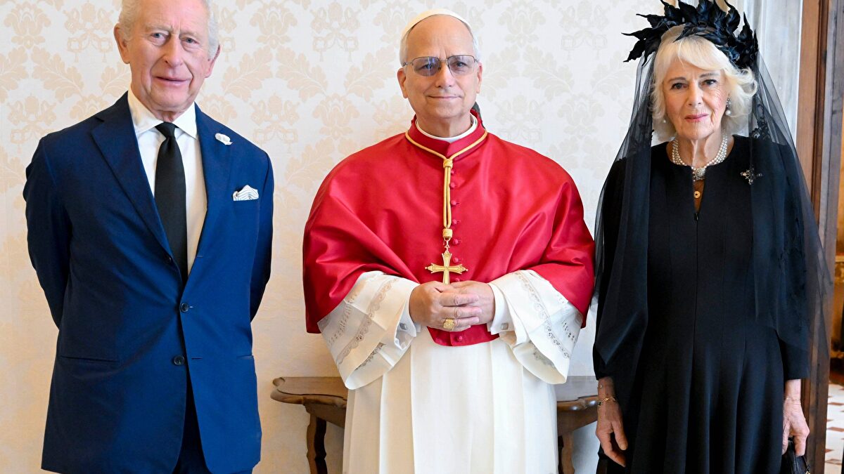 Carlos III protagoniza un rezo histórico junto a León XIV en el Vaticano, 500 años después del cisma de Enrique VIII