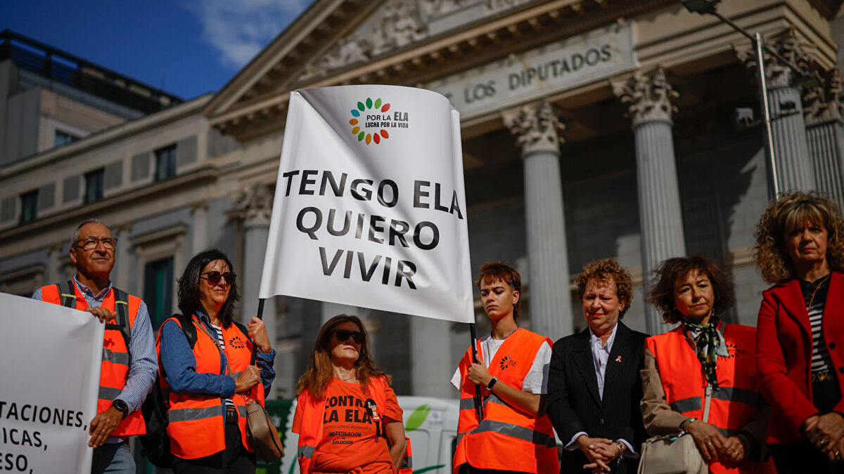 Enfermos de ELA claman en el Congreso contra el "abandono" y las "cortinas de humo" de Sánchez
