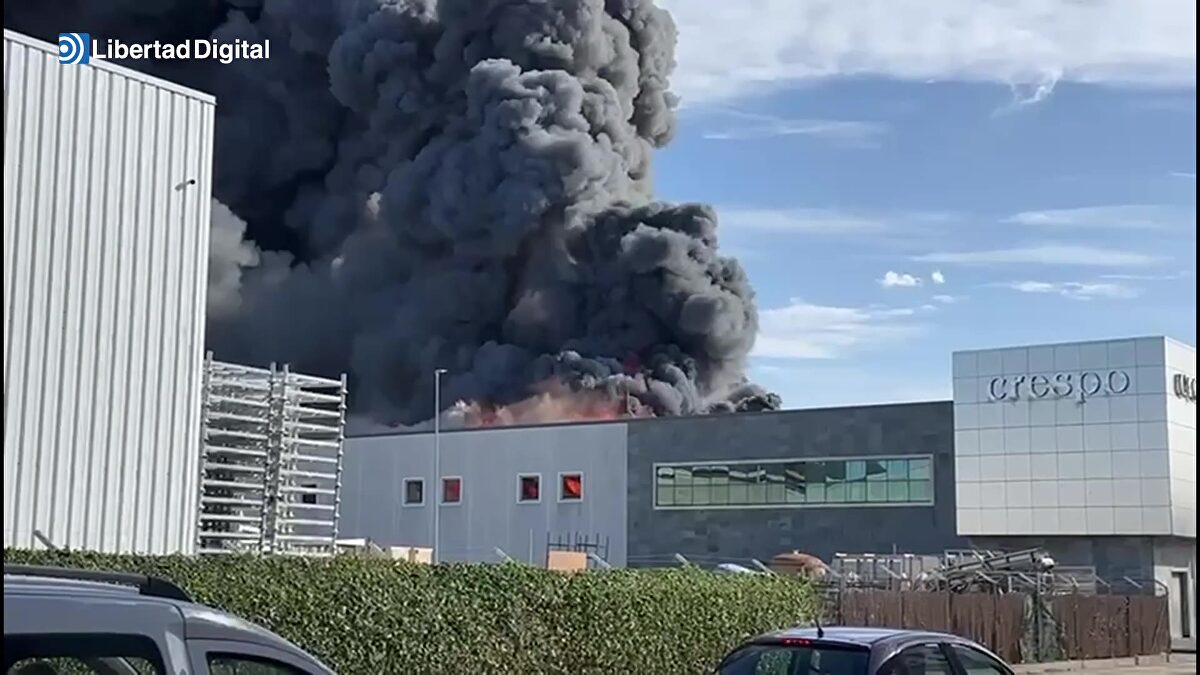 Aparatoso incendio en una nave de conservas en Santoña