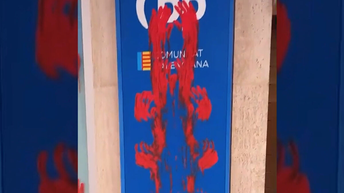 Las juventudes de la CUP atacan la sede del PP en Valencia:  Manchados de sangre hasta el cuello